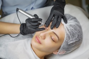 Wimpernkranzverdichtung mit Permanent Make-up in Dresden