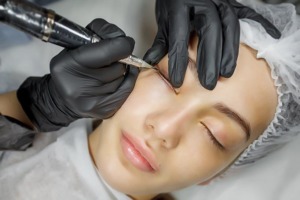 Wimpernkranzverdichtung mit Permanent Make-up in Dresden